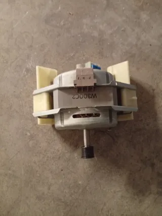 Motor de lavadora plateado y blanco