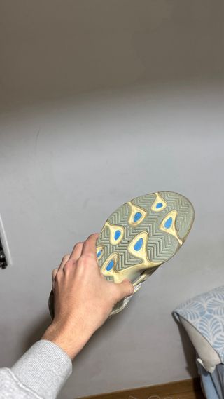 Adidas Yeezy 700 Beige/Negro