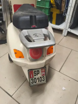 Moto de 12v ,Vespa Beige,niños