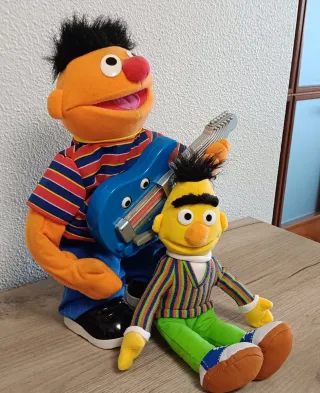 Peluche Guitarra Epi y Blas, ( Barrio Sésamo).