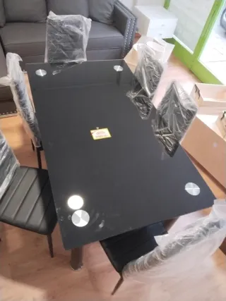 Mesa de cristal con 6 sillas