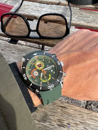 Reloj verde elegante y versátil, perfecto para cua