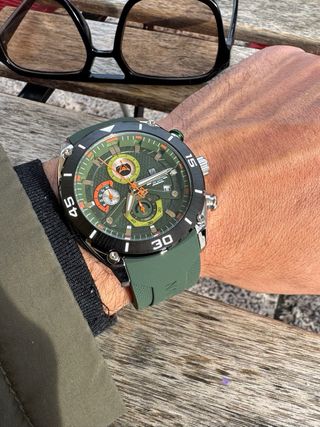 Reloj verde elegante y versátil, perfecto para cua