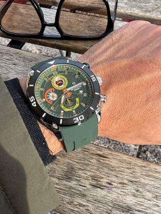 Reloj verde elegante y versátil, perfecto para cua