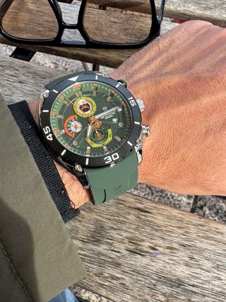 Reloj verde elegante y versátil, perfecto para cua
