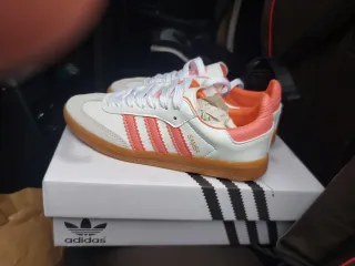 Zapatillas Adidas Blancas y coral