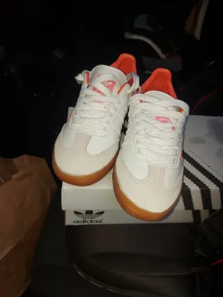 Zapatillas Adidas Blancas y coral