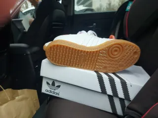 Zapatillas Adidas Blancas y coral