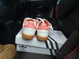 Zapatillas Adidas Blancas y coral