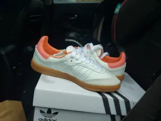 Zapatillas Adidas Blancas y coral