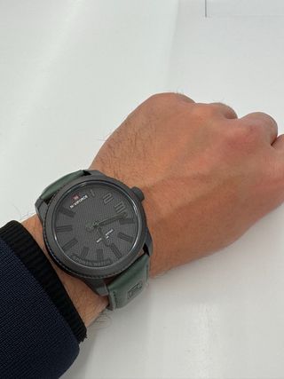 Reloj gris-verde elegante y moderno, muy versátil
