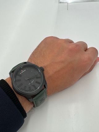 Reloj gris-verde elegante y moderno, muy versátil
