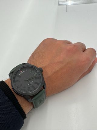 Reloj gris-verde elegante y moderno, muy versátil