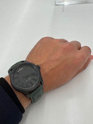 Reloj gris-verde elegante y moderno, muy versátil