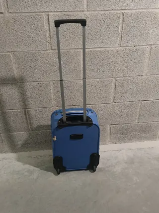 Maleta de cabina azul con ruedas