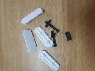 2 tornillos con tuercas y 4 patas Stokke