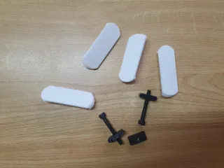 2 tornillos con tuercas y 4 patas Stokke