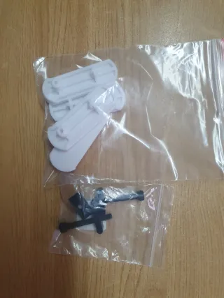 2 tornillos con tuercas y 4 patas Stokke