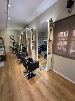 Tocador de peluquería con espejo