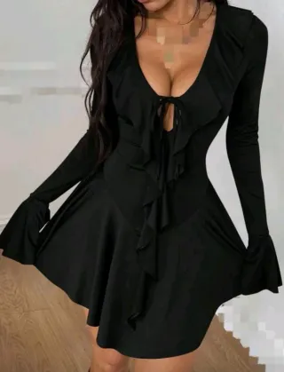 Vestido negro sexy con volantes. nuevo