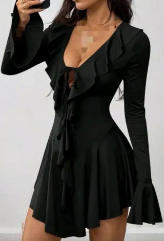 Vestido negro sexy con volantes. nuevo