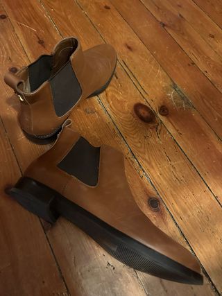 Botines de piel marrones. pone 8B