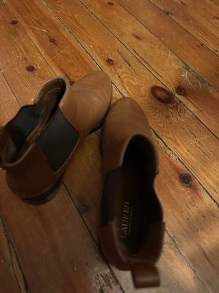 Botines de piel marrones. pone 8B