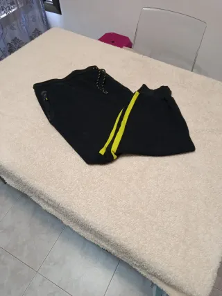 Pantalones Kiabi negros con detalles amarillos