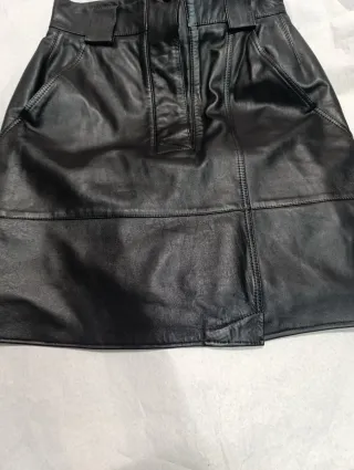 Falda de piel negra T-38