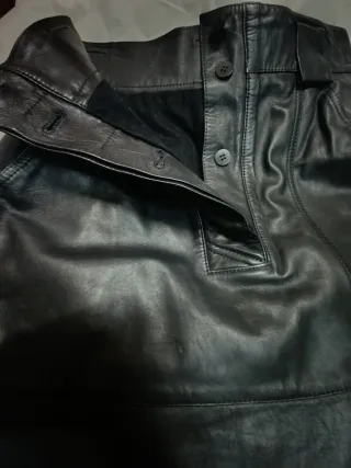 Falda de piel negra T-38