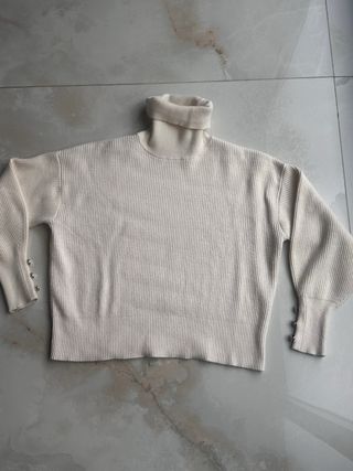 Jersey blanco cuello alto con botones