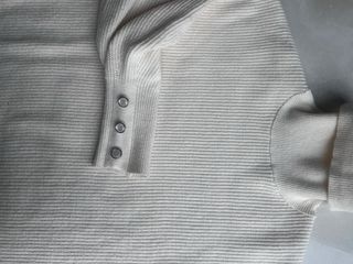 Jersey blanco cuello alto con botones