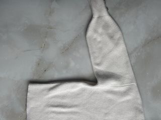 Jersey blanco cuello alto con botones