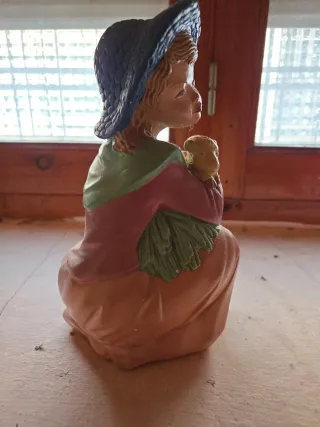 Figura decorativa mujer con sombrero