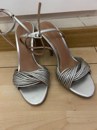 Sandalias tacón plateadas Zara