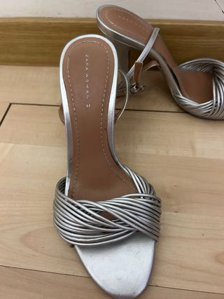 Sandalias tacón plateadas Zara