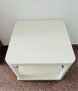 Mesa auxiliar blanca con ruedas