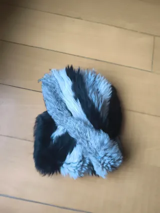 Cuello de conejo tonos grises.