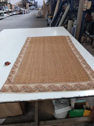 Alfombra de yute con borde decorativo