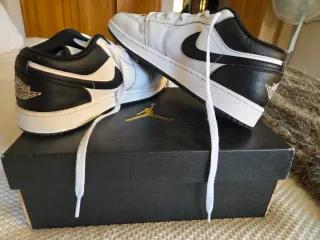Zapatillas Jordan 1 Low Negras y Blancas