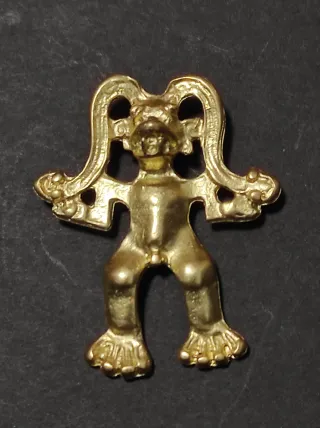 Colgante chapado en oro figura humana