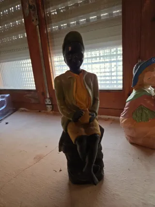 Figura mujer negra sentada