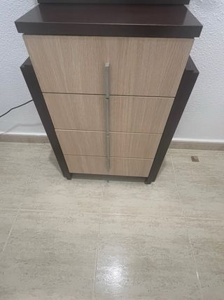 Recibidor de madera con espejo