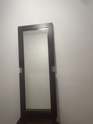 Recibidor de madera con espejo