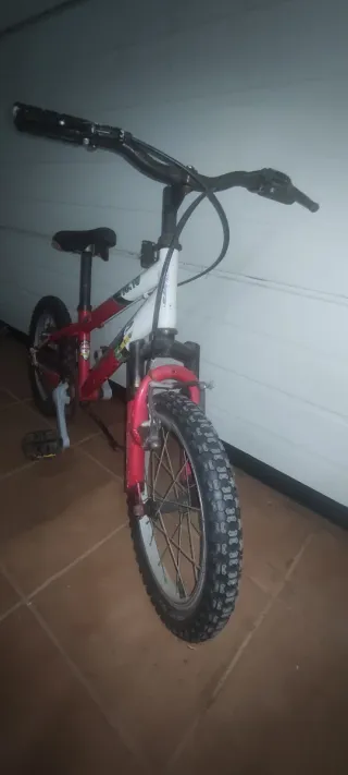 Bicicleta infantil roja y blanca