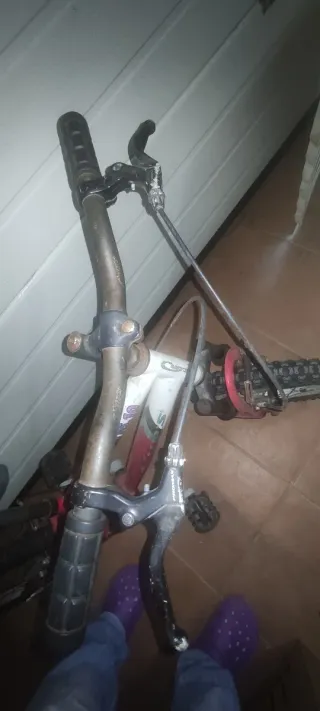 Bicicleta infantil roja y blanca