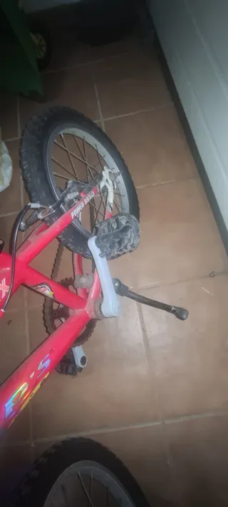 Bicicleta infantil roja y blanca