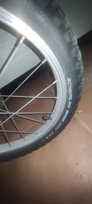 Bicicleta infantil roja y blanca