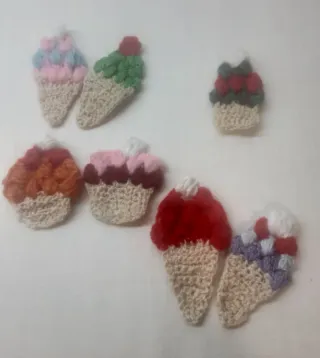 Broches artesanales de helados y cupcakes