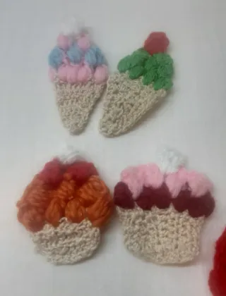Broches artesanales de helados y cupcakes